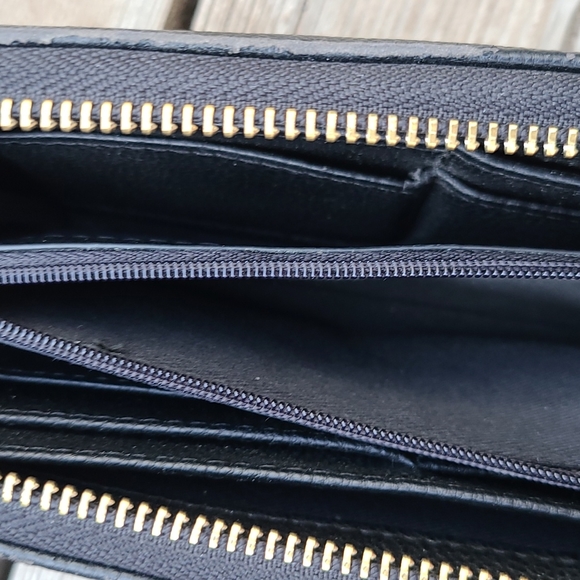 Black and Gold Mossimo Wallet - Picture 6 of 7